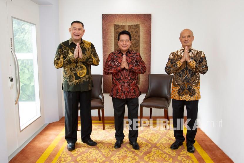 Direktur Utama PT Bank Syariah Indonesia Tbk Hery Gunardi (tengah) didampingi Wakil Direktur Utama I Ngatari dan Wakil Direktur Utama II Abdullah Firman Wibowo. BSI menyiapkan sejumlah langkah usai menerima izin merger dari OJK pada Rabu (27/1).