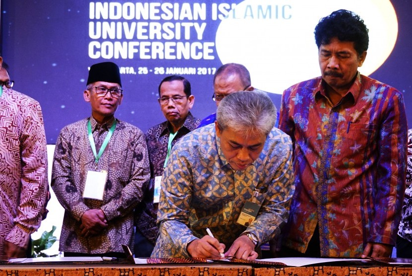 Direktur Utama Bank Syariah Mandiri Agus Sudiarto (kedua kanan) menanda tangani naskah kerja sama dengan sejumlah universitas  (Ilustrasi)