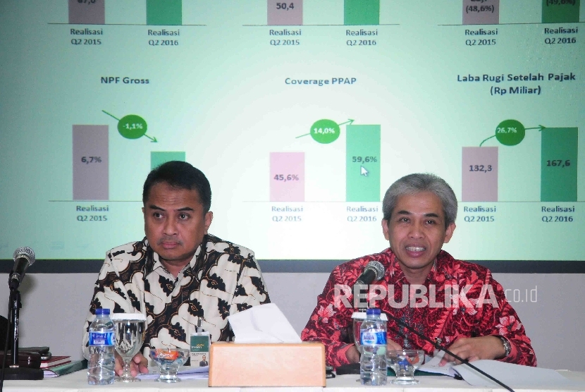 Direktur Utama Bank Syariah Mandiri (BSM) Agus Sudiarto (kanan) bersama Diektur FInance and Strategic BSM Agus Dwi Handayana (kiri) menyampaikan paparan kinerja keuangan BSM di Wisma Mandiri, Jakarta, Senin (15/8). 