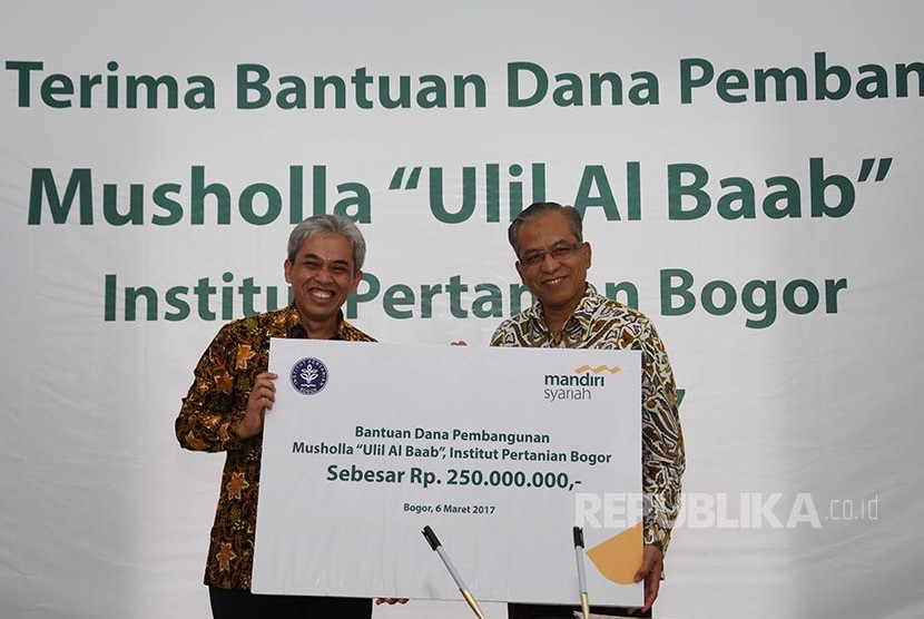 Direktur Utama Bank Syariah Mandiri (BSM) Agus Sudiarto (kiri) secara simbolik menyerahkan bantuan dana pembangunan Mushola Ulil Al Baab kepada Rektor Institut Pertanian Bogor (IPB) Prof. Dr. Ir. Herry Suhardiyanto, M.Scd (kanan) di Kampus IPB, Dramaga, Bo