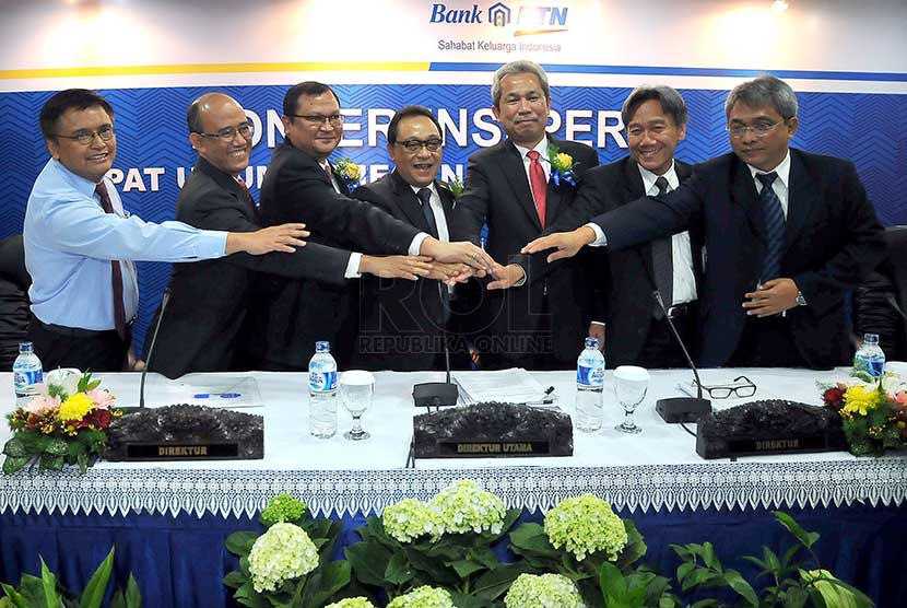 Direktur utama Bank Tabungan Negara (BTN) Maryono (tengah) bersama jajaran direksi sebelum memberikan keterangan mengenai rapat umum pemegang saham tahunan (RUPST) di Jakarta, Selesa (25/2).