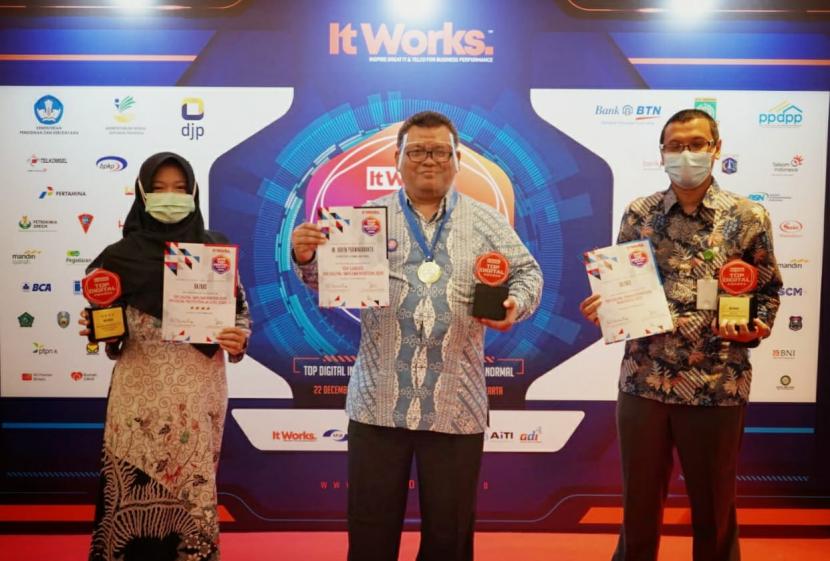 Direktur Utama Baznas RI, M Arifin Purwakananta meraih penghargaan TOP Leader on Digital Implementation 2020.