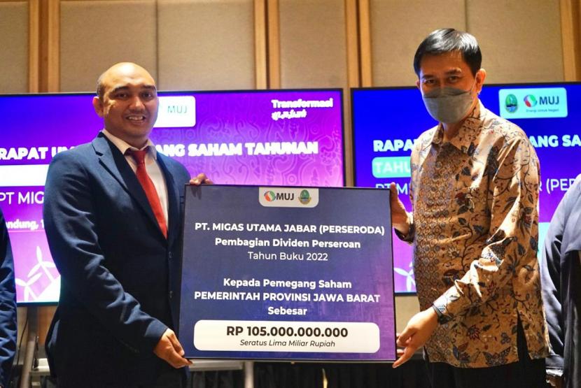 Direktur Utama Begin Troys menyerahkan deviden secara simbolis kepada Taufiq Budi Santoso sebagai Asisten Daerah (Asda) Bidang Perekonomian dan Pembangunan  Sekretariat Daerah (Setda) Jawa Barat, Jumat (17/3/2023).