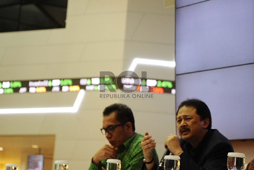  Direktur Utama BEI Tito Sulistio (kanan) berbicara saat konferensi pers terkait pasar bursa terkini di Jakarta, Kamis (27/8). 