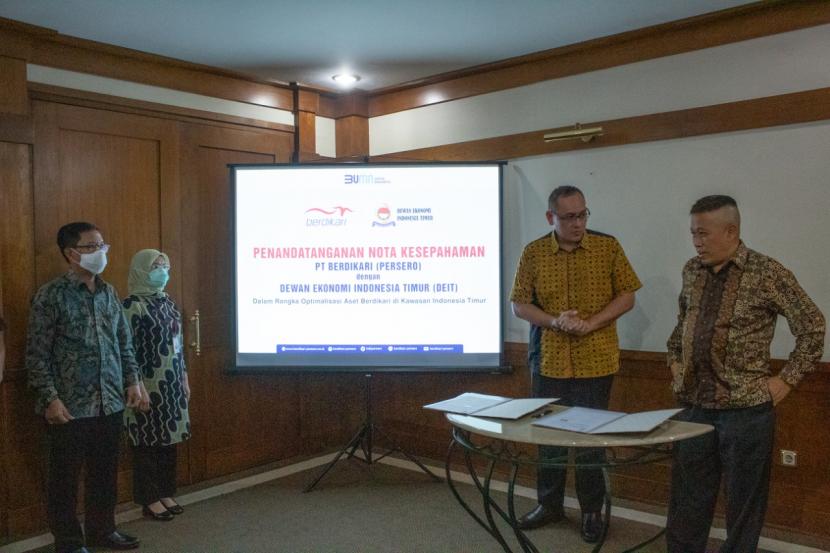 Direktur Utama Berdikari Harry Warganegara (kiri) dan Ketua Umum DEIT Annar Salahudin (kanan) saat menandatangani nota kesepahaman di kantor Berdikari, Jakarta, Kamis (16/7).