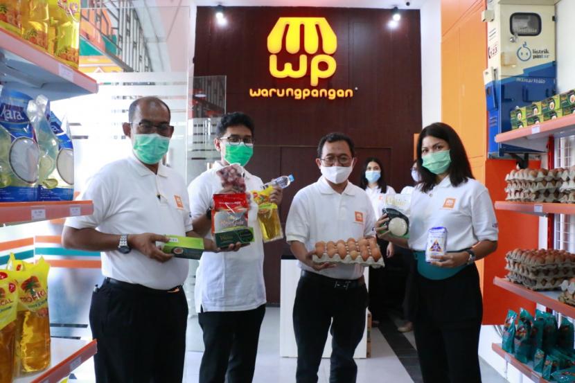 Direktur Utama BGR Logistics M Kuncoro Wibowo meresmikan Warung Pangan Mart (WP) 0001 di Kantor Pusat BGR Logistics, Jakarta, Kamis (18/3).