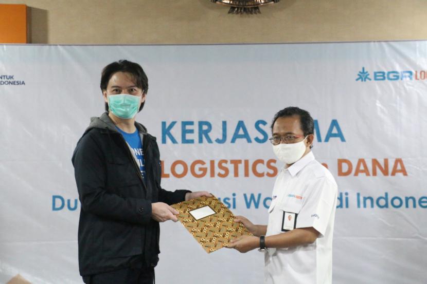 Direktur Utama BGR Logistics (Persero) M Kuncoro Wibowo (kanan) menandatangani kerja sama dengan CEO dan Co-Founder Dana Vincent Iswara (kiri) dalam pembayaran nontunai aplikasi Warung Pangan di Jakarta, Senin (6/7).