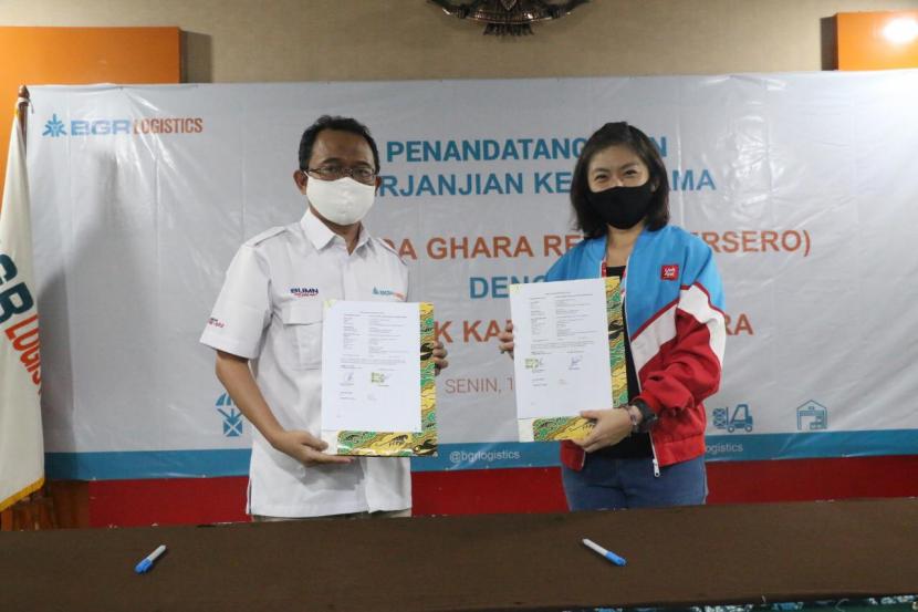 Direktur Utama BGR Logistics (Persero) M Kuncoro Wibowo (kiri) menandatangani perjanjian kerja sama dengan Direktur Utama LinkAja Haryati Lawidjaja (kanan) sebagai salah satu mitra pembayaran aplikasi pangan yang tengah BGR Logistics di Kantor Pusat BGR Logistics, Jakarta. Senin (15/6).