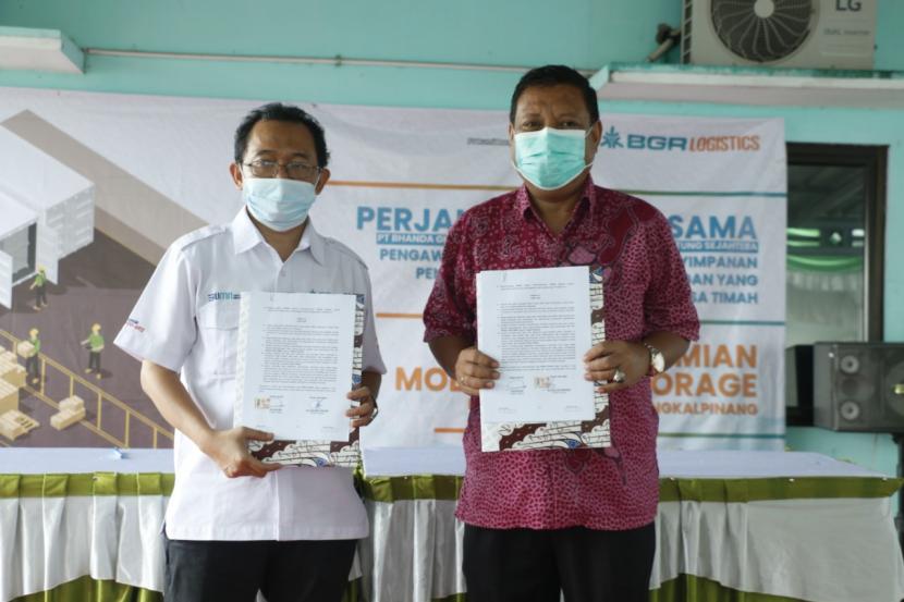 Direktur Utama BGR Logistics (Persero) M Kuncoro Wibowo (kiri) dan Direktur Utama PT Bumi Bangka Belitung Sejahtera Saparudin (kanan) menandatangani perjanjian kerja sama tentang pengawasan penyediaan tempat penyimpanan, pengelolaan timah murni batangan yang diperdagangkan di bursa timah Indonesia di Kantor BGR Logistics Divre Pangkal Pinang, Provinsi Bangka Belitung, Jumat (28/5).