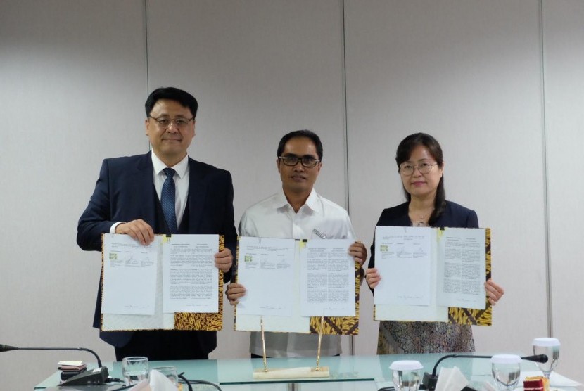  Direktur Utama Bio Farma, Honesti Basyir (tengah) bersama Chief Executive Officer ForeverNK Jung Hoon Oh (kiri), dan Vice Chariman Aribio, Soo-Hyun Sung (kanan), pada saat penandatanganan MoU tanggal 16 Desember 2019 di Jakarta. Penandatanganan Mou ini bertujuan untuk Langkah awal untuk dimulainya produk – produk Bio Farma yang bersifat immunoterapi, khususnya untuk penyakit kanker.