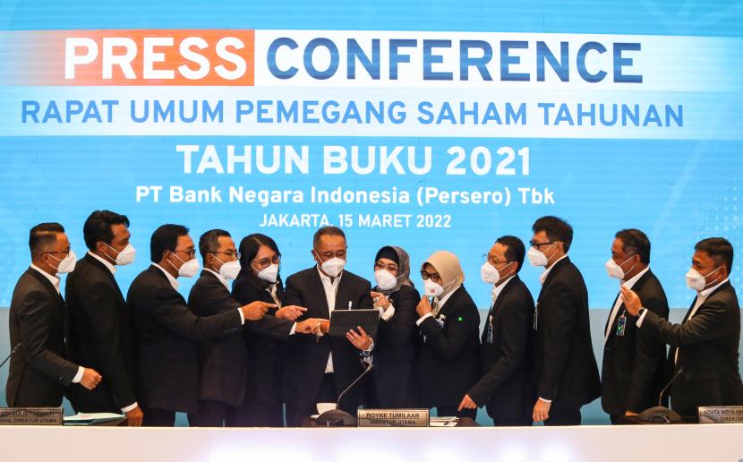 Direktur Utama BNI Royke Tumilaar (keenam kiri) berbincang dengan jajaran direksi BNI usai melaksanakan Rapat Umum Pemegang Saham Tahunan (RUPST) BNI Tahun Buku 2021 di Jakarta, Selasa (15/3/2022). RUPST tersebut menyetujui pembagian dividen sebesar 25 persen dari laba bersih tahun buku 2021 atau setara Rp2,72 triliun, untuk dibagikan sebagai dividen tunai kepada para pemegang saham serta menyetujui aksi korporasi perseroan untuk melakukan pengambilalihan saham PT Bank Mayora.