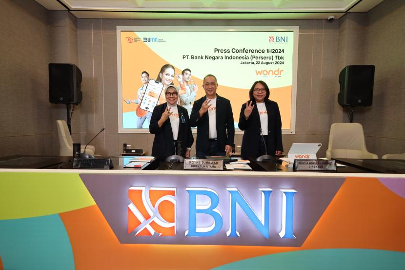 Direktur Utama BNI Royke Tumilaar (tengah), Direktur Finance BNI Novita Widya Anggraini (kanan), dan Direktur Retail Banking BNI Corina Leyla Karnalies (kiri) pada Paparan Kinerja Semester I-2024 di Jakarta, Kamis (22 Agustus 2024)