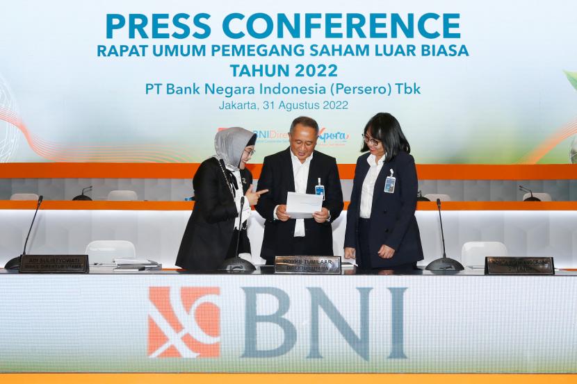 Direktur Utama BNI Royke Tumilaar (tengah), Wakil Direktur Utama BNI Adi Sulistyowati (kiri) Direktur Finance Novita Widya Anggraini (kanan) usai Rapat Umum Pemegang Saham Luar Biasa 2022 BNI di Menara BNI Pejompongan, Jakarta, Rabu (31/8/2022).