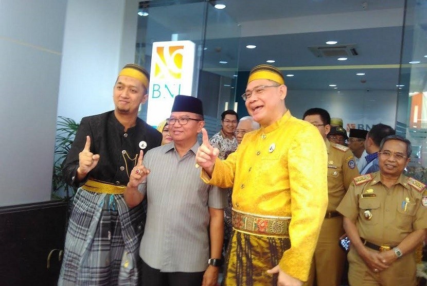 Direktur Utama BNI Syariah, Abdullah Firman Wibowo (kanan) saat meresmikan kantor cabang baru di Makassar, Selasa (23/5). 