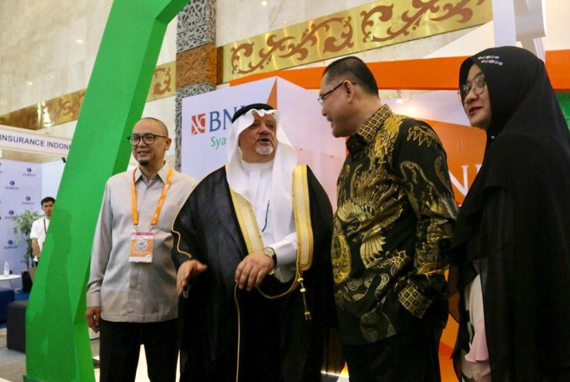 Direktur Utama BNI Syariah, Abdullah Firman Wibowo (kedua dari kanan) didampingi Corporate Secretary BNI Syariah, Rima Dwi Permatasari (paling kanan), saat mengunjungi booth BNI Syariah bersama Duta Besar Saudi Arabia, Esam Abid Althagafi (ketiga dari kanan) disela pembukaan BNI Syariah Islamic Tourism Expo di JCC Senayan, Jakarta pada Jumat (30/8).