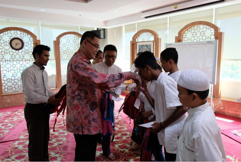 Direktur Utama BNI Syariah, Abdullah Firman Wibowo menyerahkan santunan dan perlengkapan sekolah untuk 200 anak yatim di Kantor Pusat BNI Syariah pada Senin (19/3).
