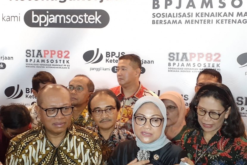 Direktur Utama BP Jamsostek, Agus Susanto (kiri) dan  Ida Fauziah, Menteri Ketenagakerjaan Republik Indonesia (tengah) saat acara sosialisasi peningkatan manfaat BP Jamsostek di Hotel Bidakara, Jakarta, Selasa (14/1). 