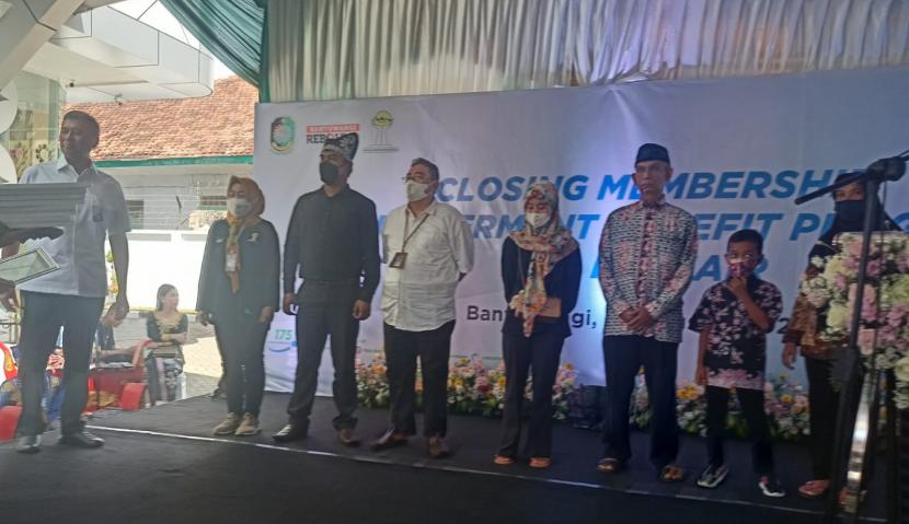 Direktur Utama BP Jamsostek, Anggoro Eko Cahyo (kanan) menyerahkan bantuan simbolis kepada peserta yang sudah melakukan klaim dan ahli waris PMI di halaman kantor BP Jamsostek Banyuwangi, Jawa Timur pada Jumat (26/8/2022) pagi WIB.