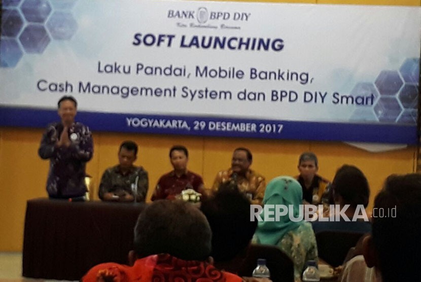 Direktur Utama BPD DIY Bambang Setiawan melakukan soft launching empat produk dan layanan berbasis digital  di Ruang Istimewa Bank BPD DIY, Jum’at (29/12). 