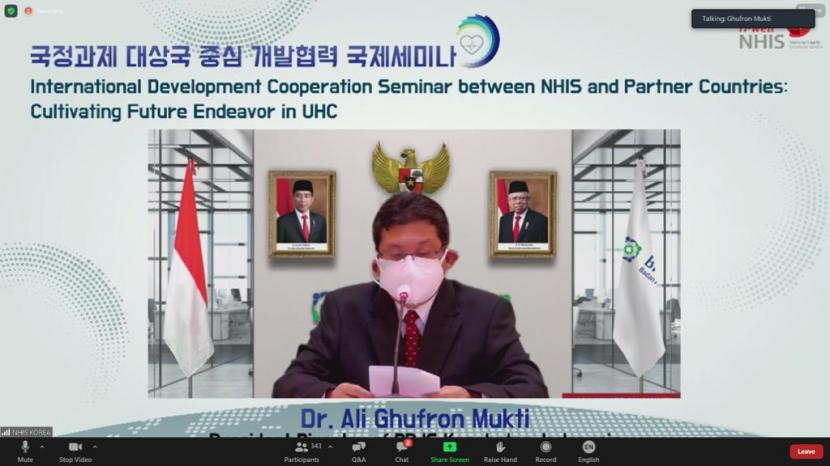 Direktur Utama BPJS Kesehatan Ali Ghufron Mukti saat membuka webinar internasional yang diselenggarakan oleh National Health Insurance Service (NHIS) Korea, Kamis (5/8). 