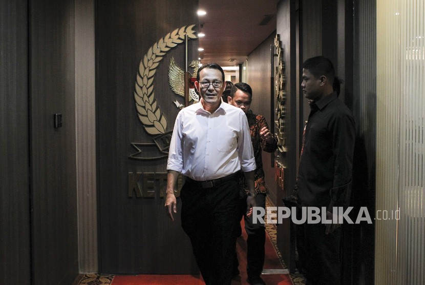 Direktur Utama BPJS Kesehatan Fachmi Idris (kiri) bergegas keluar ruangan usai melakukan pertemuan dengan Ketua DPR di Kompleks Parlemen, Senayan, Jakarta, Rabu (30/1/2019). 