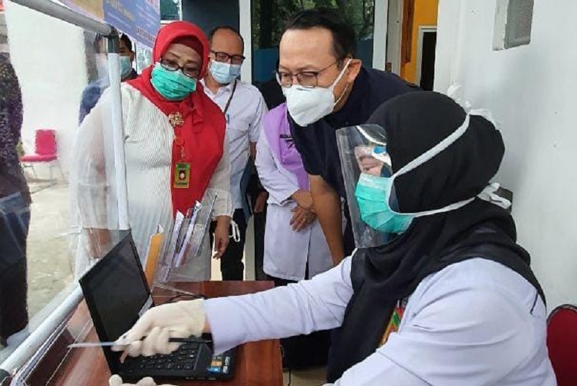 Direktur Utama BPJS Kesehatan Fachmi Idris turun langsung meninjau kegiatan vaksinasi Covid-19 bagi tenaga medis di Puskesmas Merdeka Palembang, Rabu (20/01). Langkah ini dilakukan untuk memastikan implementasi P-Care Vaksinasi Covid-19 berjalan lancar selama proses pemberian vaksin bagi tenaga kesehatan setempat. 