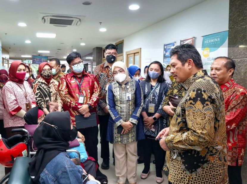 Direktur Utama BPJS Kesehatan Ghufron Mukti (kanan) menyapa pasien peserta JKN yang tengah berobat di RS Hermina Arcamanik, Kota Bandung, Senin (6/3/2023), guna memastikan mutu layanan.