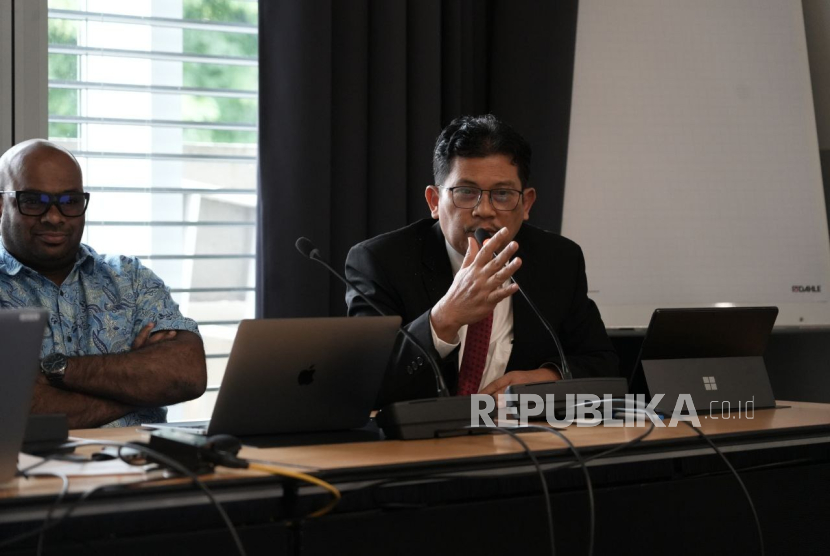 Direktur Utama BPJS Kesehatan Ghufron Mukti memaparkan keberhasilan Indonesia dalam mengelola Program JKN di Jenewa.