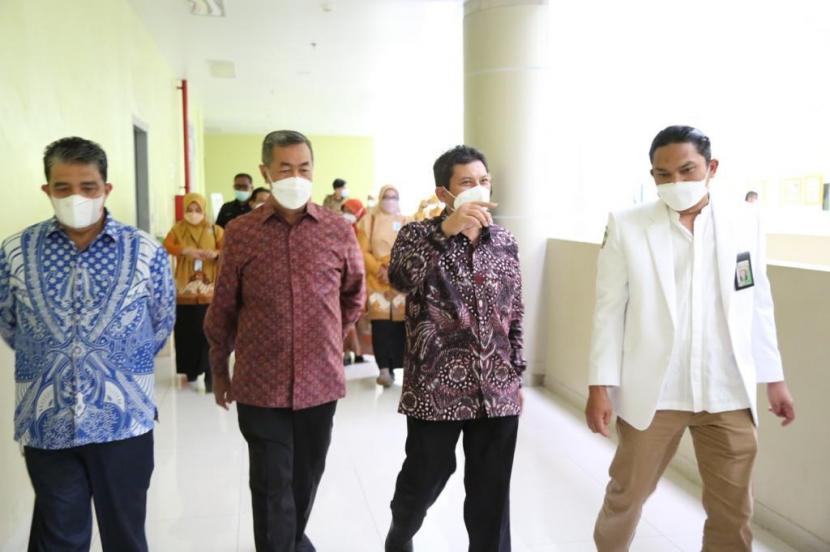 Direktur Utama BPJS Kesehatan, Ghufron Mukti memastikan pemenuhan sarana dan prasarana di Rumah Sakit Andalas, Padang dapat mendukung proses pemberian pelayanan kepada peserta JKN-KIS. 