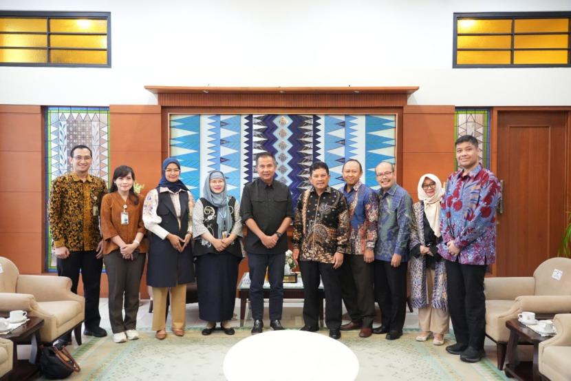 Direktur Utama BPJS Kesehatan, Ghufron Mukti, mengapresiasi atas komitmen yang ditunjukkan Pemerintah Provinsi Jawa Barat (Jabar) dalam upaya memberikan perlindungan kesehatan bagi seluruh masyarakatnya.