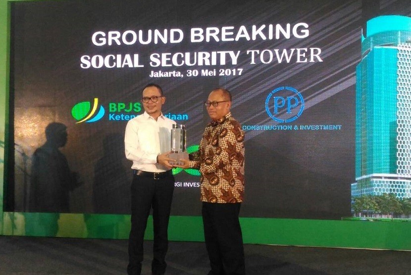 Direktur Utama BPJS Ketenagakerjaan Agus Susanto dan Menteri Tenaga Kerja, Hanif Dakiri melakukan groundbreaking gedung BPJS Tower, Selasa (30/5).