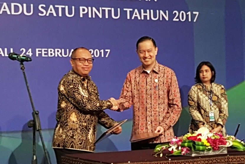 Direktur Utama BPJS Ketenagakerjaan Agus Susanto (kiri) bertukar nota kerja sama dengan Kepala BKPM Thomas Lembang di Nusa Dua, Bali, Jumat (23/2).