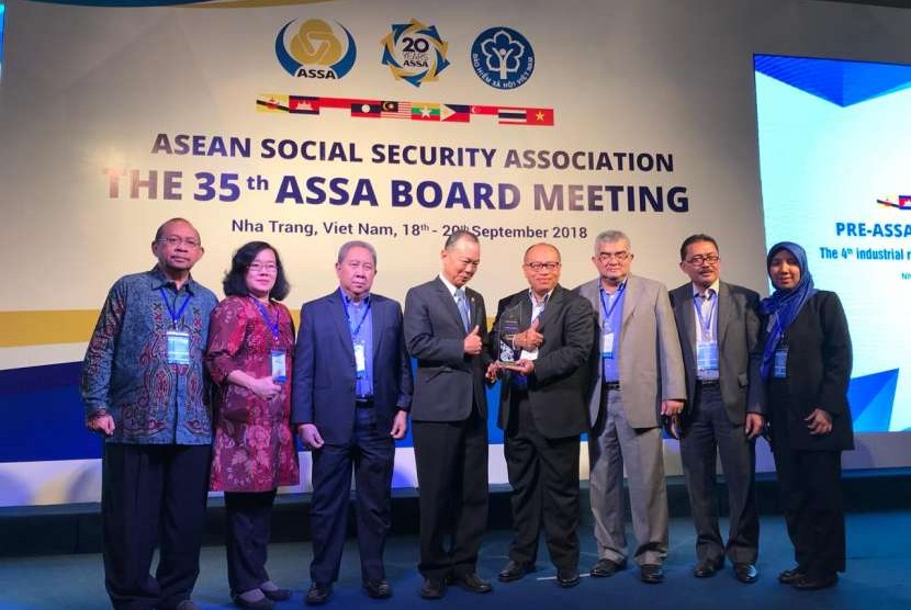 Direktur Utama BPJS Ketenagakerjaan, Agus Susanto menerima ASEAN Social Security Association (ASSA) Recognition Award Nha Trang, Vietnam (19/9). Penghargaan ini diberikan di hadapan delegasi 20 organisasi jaminan sosial se-ASEAN.