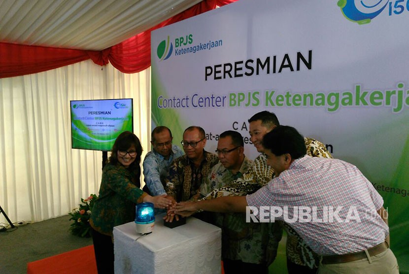 Direktur Utama BPJS Ketenagakerjaan Agus Susanto (tengah) dan Direktur Pelayanan BPJS Ketenagakerjaan M Krishna Syarif (kanan) meresmikan CARE Contact Center di Graha Infomedia, Jakarta, Rabu (18/10). 