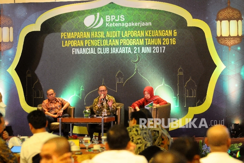 Direktur Utama BPJS Ketenagakerjaan Agus Susanto (tengah), Ketua Badan Pengawas BPJS Ketenagakerjaan Guntur Witjaksono (kiri), serta Direktur Keuangan BPJS Ketenagakerjaan Evi Afiatin (kiri) menyampaiakan paparan audit laporan keuangan dan laporan pengelolaan program BPJS Ketenagakerjaan 2016 di Jakarta, Rabu (21/6).