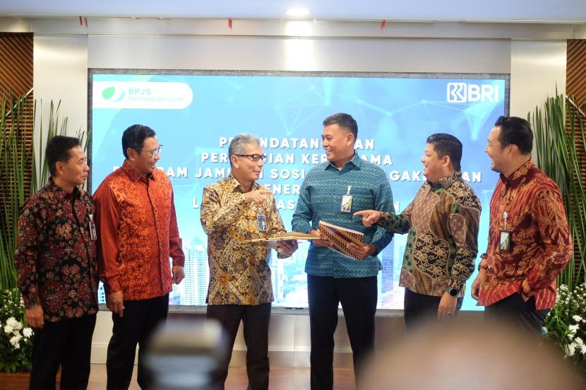 Direktur Utama BPJS Ketenagakerjaan Anggoro Eko Cahyo dan Direktur Utama BRI Sunarso melakukan penandatanganan kerja sama di Gedung BRILiaN Jakarta, Rabu (17/10).