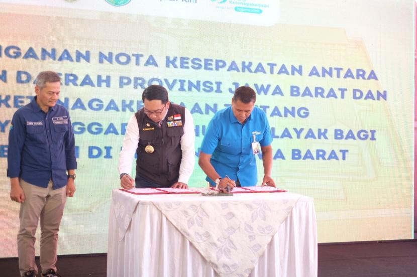 Direktur Utama BPJS Ketenagakerjaan Anggoro Eko Cahyo dan Gubernur Jawa Barat Ridwan Kamil untuk melakukan penandatanganan MOU sebagai simbol akan dibangunan Griya Pekerja.