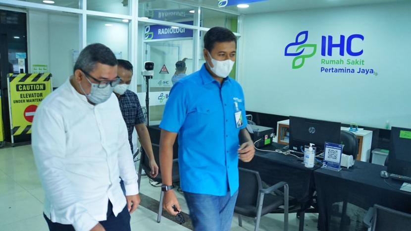 Direktur Utama BPJS Ketenagakerjaan Anggoro Eko Cahyo meninjau langsung seorang peserta yang tengah mendapatkan perawatan di Rumah Sakit Pertamina Jaya Jakarta yang juga merupakan Pusat Layanan Kecelakaan Kerja (PLKK) BPJS Ketenagakerjaan. 