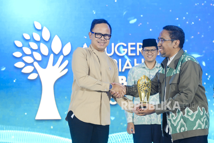 Direktur Utama BPR HIK Ciledug, Alfi Wijaya menerima penghargaan Anugerah Syariah Republika (ASR) 2025, Senin (26/5/2025).