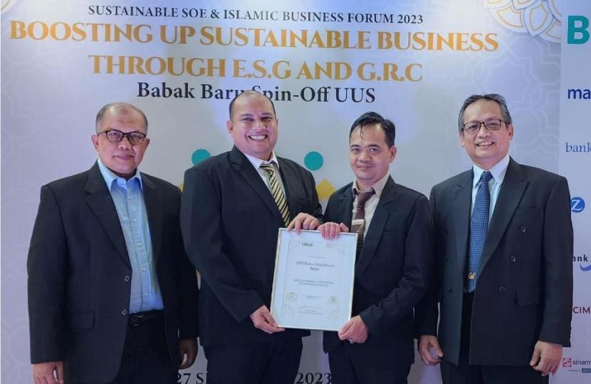 Direktur Utama BPRS Botani, Abdillah Jetha Putra, menerima penghargaan Sharia Recognition 2023.
