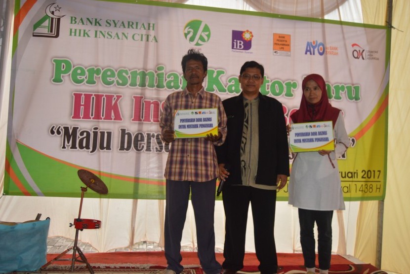 Direktur Utama BPRS HIK Insan Cita Bogor Hadi Nurgaha (tengah) menyerahkan simbolis dana bantuan usaha kepada mustahik.