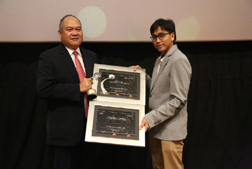 Direktur Utama BRI Life, Rianto Ahmadi saat menerima penghargaan di panggung Karim Award 2017.