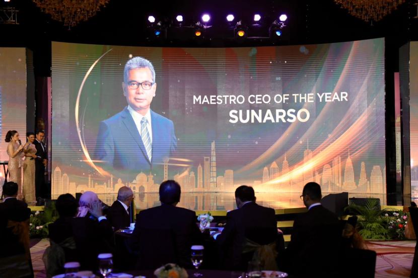 Maestro CEO of the Year for BRI President Director Sunarso from the 2023 CNBC Indonesia Awards.