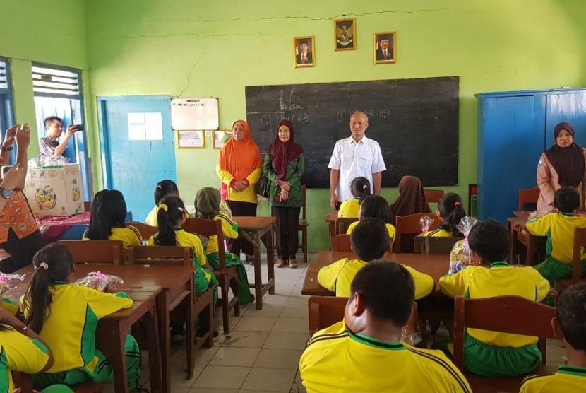 Direktur Utama BRI Syariah Ngatari, menyampaikan pentingnya menabung di hadapan siswa SDN Banyulegi, Mojokerto, Jawa Timur. 