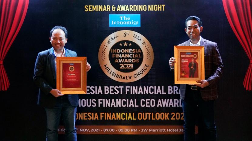 Direktur Utama BRINS Fankar Umran (kanan) ketika menerima penghargaan pada ajang Best Financial Brand Awards 2021 (Millennials’ Choice) sebagai Best Brand Awareness kategori General Insurance yang diselenggarakan oleh The Iconomics Research. 