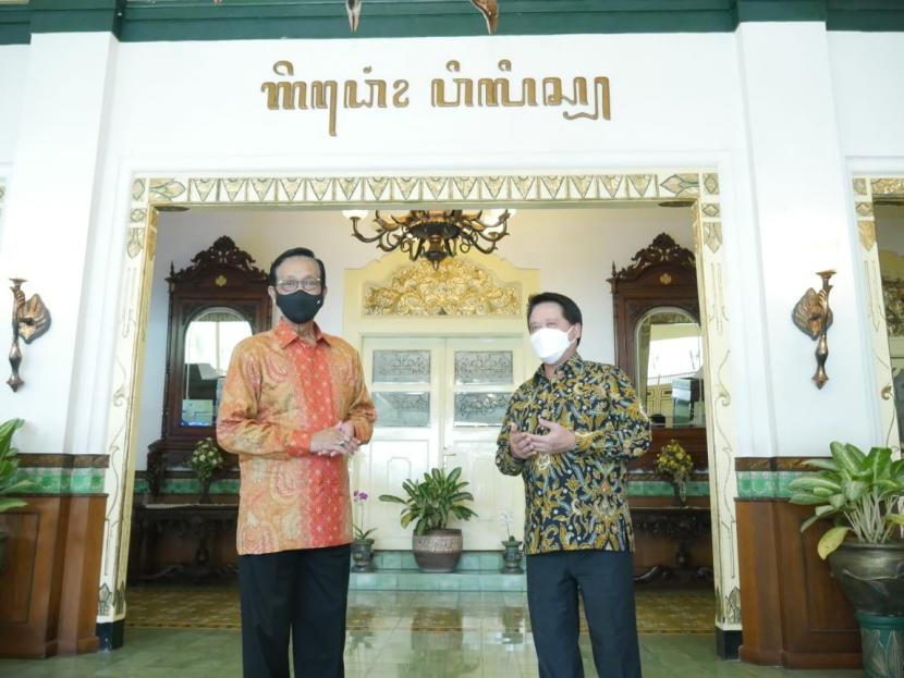 Direktur Utama BSI Hery Gunardi (kanan) saat bersilaturahim dengan Gubernur Daerah Istimewa Yogyakarta Sri Sultan Hamengkubuwono X di Kompleks Kepatihan, Selasa (25/5).