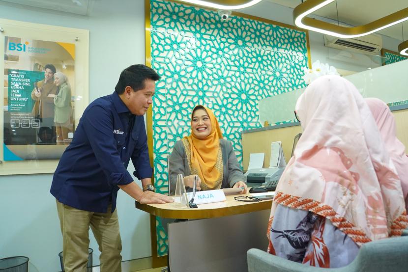 Direktur Utama BSI Hery Gunardi sedang berbincang dengan nasabah di Kantor Cabang BSI Mayestik Jakarta Selatan. Hal ini dilakukan untuk memastikan bahwa seluruh cabang perseroan dapat memberikan pelayanan yang optimal kepada nasabah periode jelang akhir tahun.