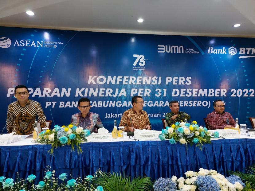 Direktur Utama BTN, Haru Koesmahargyo dalam Konferensi Pers Kinerja BTN 2022 di Jakarta, Kamis (16/2/2023).