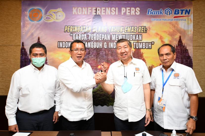 Direktur Utama BTN Haru Koesmahargyo (kedua kiri) bersama Ketua Umum DPP REI Paulus Totok Lusida (kedua kanan) saat memberikan keterangan pers dalam rangka HUT ke-50 REI di Yogyakarta, Kamis (19/5/2022).