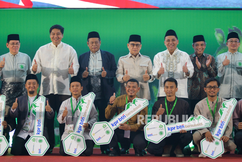 Direktur Utama BTN Nixon LP Napitupulu bersama Menteri Perumahan dan Kawasan Permukiman Maruarar Sirait dan Wakil Ketua Umum MUI Marsudi Syuhud berfoto bersama saat meninjau Akad Massal KPR Subsidi berskema syariah di Asrama Haji Pondok Gede, Jakarta, Sabtu (26/7). BTN dan MUI berkolaborasi dalam program pengadaan rumah bagi Dai, Guru Ngaji, Aktivis Islam, dan Pegawai Ormas Islam di lingkungan MUI. Adapun pada tahun ini, Pemerintahan Presiden Prabowo Subianto melalui Kementerian PKP mengalokasikan penyaluran 5.000 unit rumah subsidi bagi pekerja di lingkungan MUI melalui pembiayaan pemilikan rumah BTN Syariah. 